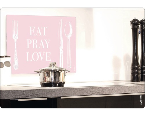 Kuchyňská scéna s hrncem a ochranou proti stříkající vodě