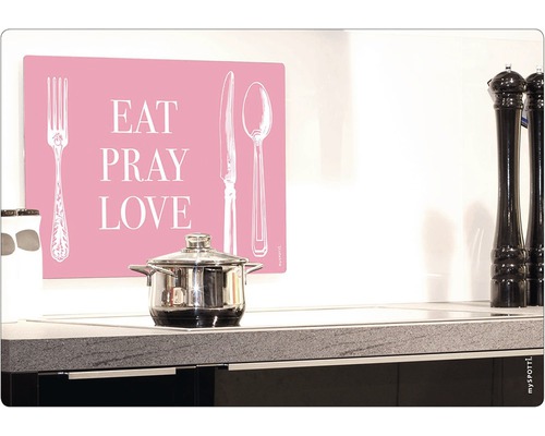 Kuchyňská scéna s hrncem na varné desce a dekorací s nápisem