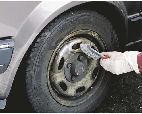 Čištění pneumatik drátěným kartáčem na kole automobilu