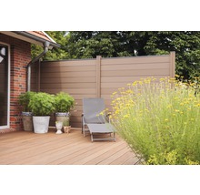 Terasa se zástěnou pro soukromí, lehátkem a rostlinami