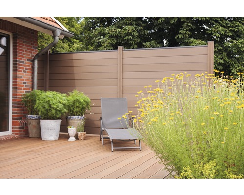 Terasa se zástěnou pro soukromí, lehátkem a rostlinami