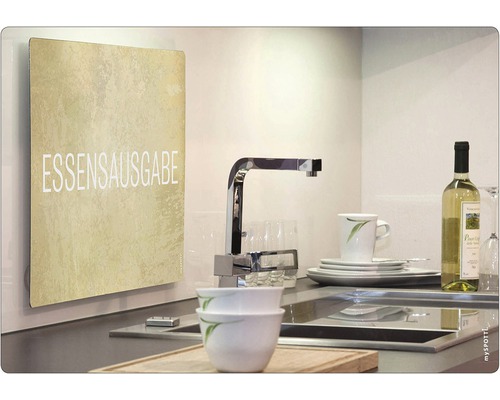 Kuchyňská scéna s nápisem Výdej jídla, dřezem, vodovodní baterií a nádobím