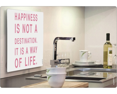 Obkladový panel do kuchyně mySPOTTI pop Happiness 41x59 cm Scéna kuchyňského dřezu s nádobím, baterií, cedulí s nápisem Štěstí není cíl, ale způsob života a láhví vína