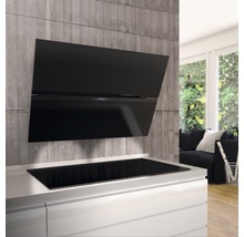 Nástěnná digestoř nad varnou deskou v moderní kuchyni.