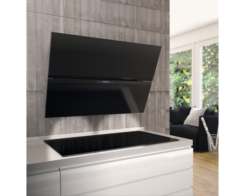 Nástěnná digestoř nad varnou deskou v moderní kuchyni.