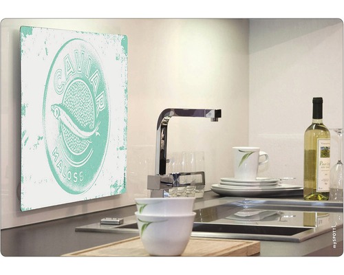 Dekorativní kuchyňská scéna s nástěnnou malbou s motivem ryb, umyvadlem a nádobím