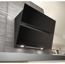 Nástěnný odsavač par z kovu a skla v kuchyni