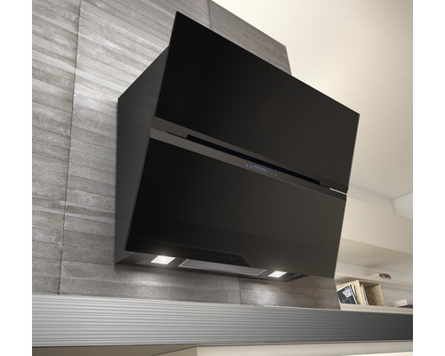 Nástěnný odsavač par z kovu a skla v kuchyni