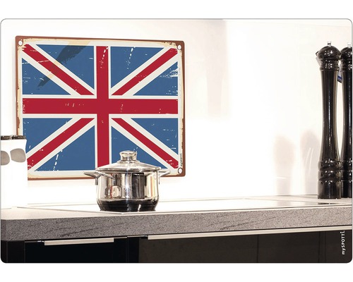 Dekorativní kovová cedule s britskou vlajkou v kuchyni.