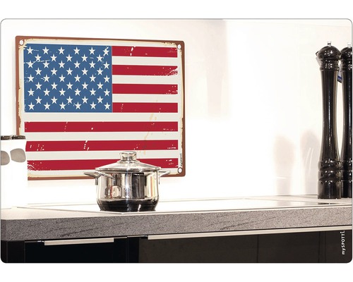 Dekorativní plechová cedule s americkou vlajkou v kuchyni