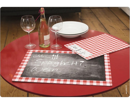 Prostřený stůl s nápojem, sklenicemi, talířem a prostíráním