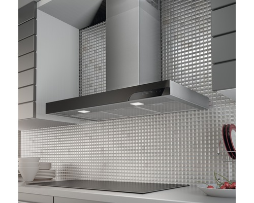 Odsavač par v moderní kuchyni s obkládanou stěnou.