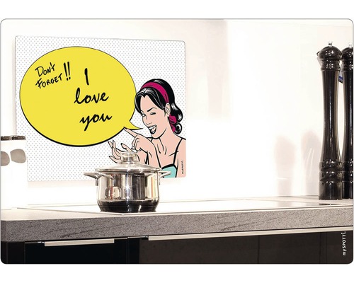 Kuchyňská scéna s varnou deskou, hrncem a zástěnou s komiksovým motivem