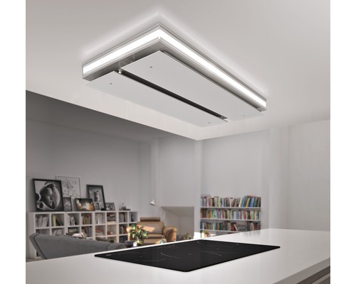 Stropní digestoř v moderní obytné kuchyni