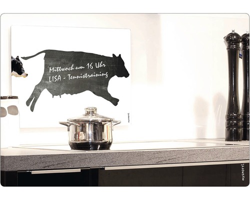 Kuchyně s hrncem, mlýnky na koření a nástěnnou malbou s motivem krávy