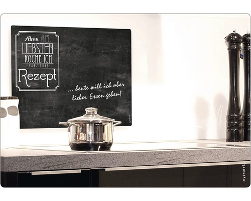 Kuchyňská scéna s hrncem na sporáku a dekorativním prvkem s křídovým písmem