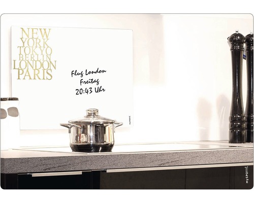 Magnetická skleněná tabule s nápisem a hrnec v kuchyni