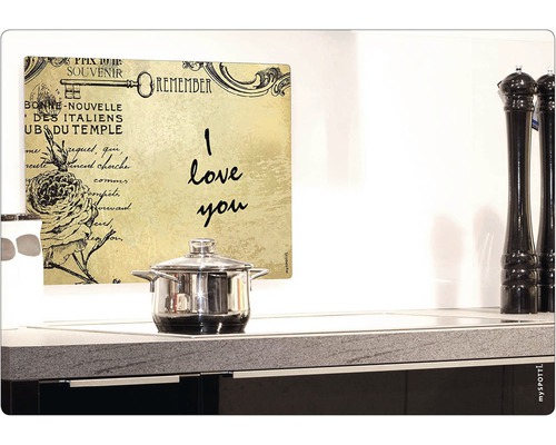 Kuchyňská scéna s hrncem a zástěnou s nápisem