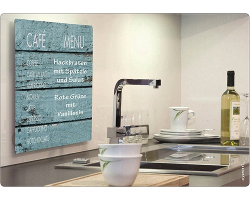 Kuchyňská scéna s nástěnnou malbou kavárenského menu ve stylu vintage