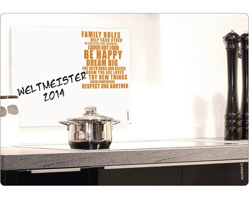 Magnetická tabule s textem ''Family Rules'', hrnec a kuchyňské náčiní