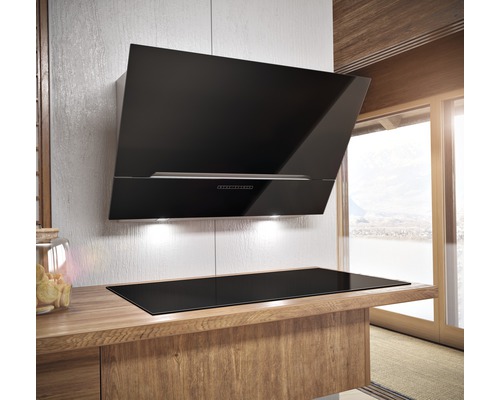 Nástěnný odsavač par a varná deska v moderní kuchyni