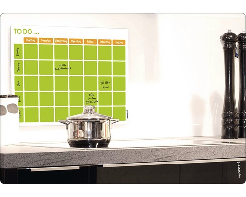 Týdenní plánovač s hrncem v kuchyni