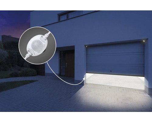 Vnější pohled na dům s garáží ovládanou pohybovým senzorem