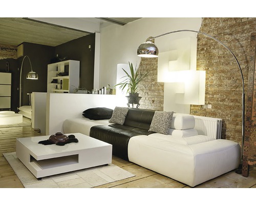 Obývací pokoj s pohovkou, konferenčním stolkem a obloukovou lampou