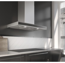 Nerezová digestoř nad varnou deskou v kuchyni.