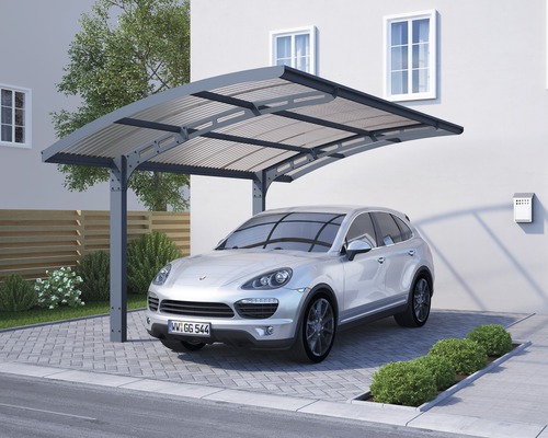 Kryt pro auto s autem před domem