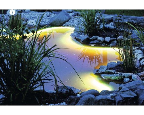 Jezírko s osvětlením, kameny a rostlinami