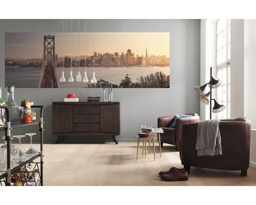 Obývací pokoj s příborníkem, křesly, stojací lampou a nástěnnou malbou