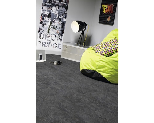 Interiér s šedou podlahou, sedacím vakem a dekorací