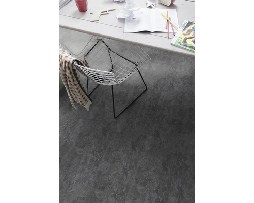 Podlahová krytina v pracovně se židlí a psacím stolem