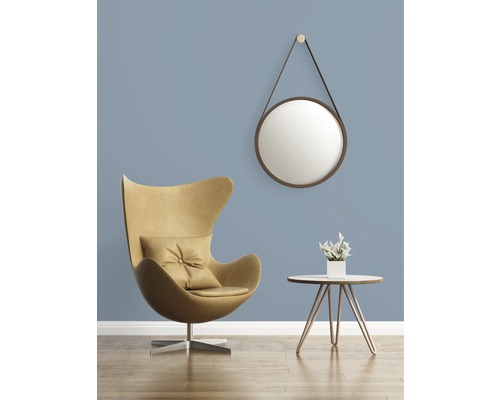 Obývací pokoj s křeslem, odkládacím stolkem, zrcadlem a dekorací