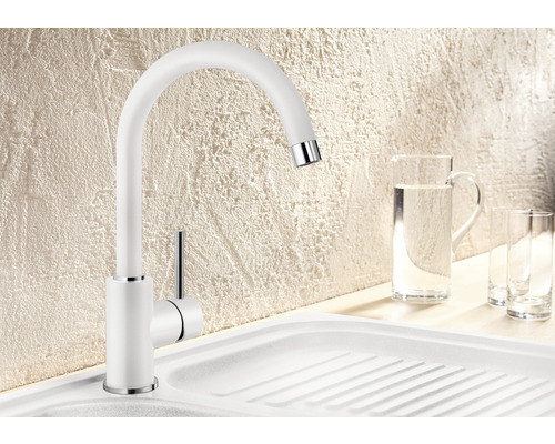 Bílá kuchyňská baterie s vysokou výtokovou trubicí a dřezem