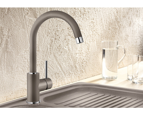 Kuchyňská baterie s otočným výtokem vedle dřezu