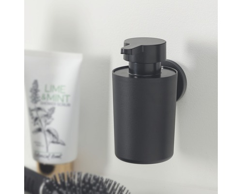 Černý dávkovač mýdla pro montáž na stěnu