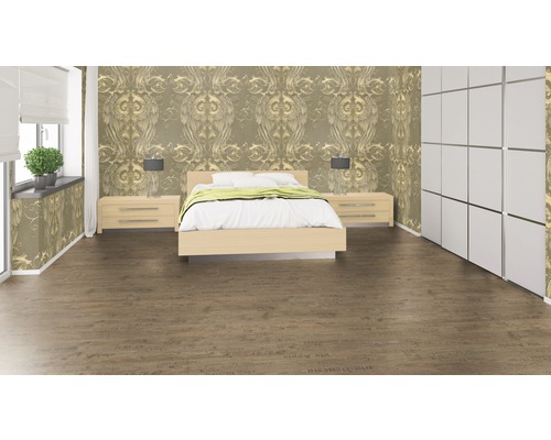 Ložnice s postelí, nočními stolky, lampou, tapetou a laminátovou podlahou