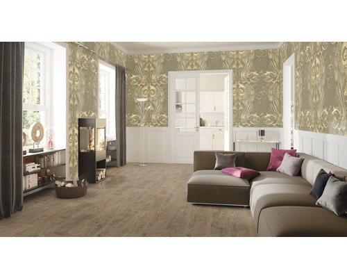 Obývací pokoj s gaučem, krbem a tapetou s ornamenty