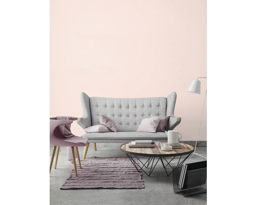 Obývací pokoj s pohovkou, křeslem, kobercem a konferenčním stolkem