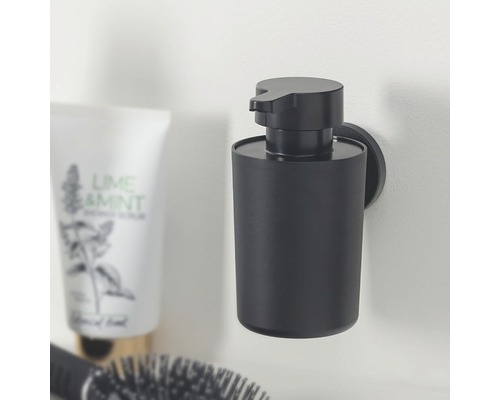 Černý dávkovač mýdla pro montáž na stěnu
