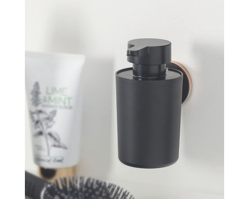 Černý dávkovač mýdla pro montáž na stěnu