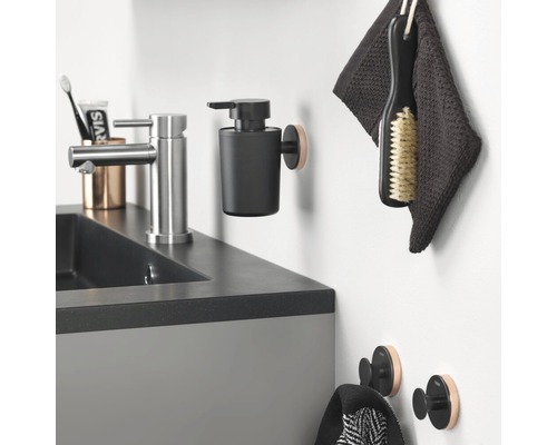 Koupelnové umyvadlo s vodovodní baterií, dávkovač mýdla, ručník, kartáč a háčky