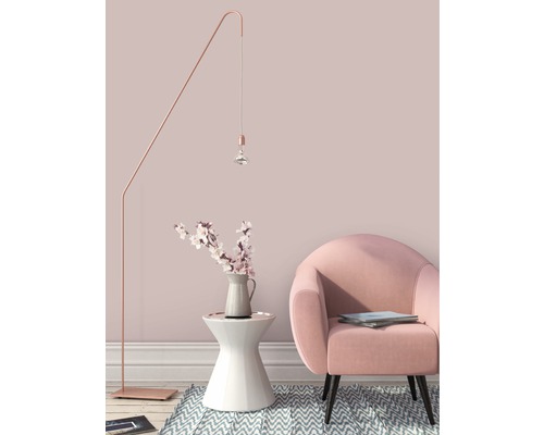 Dekorativní interiér s podlahovou lampou, odkládacím stolkem s vázou na květiny a křeslem.