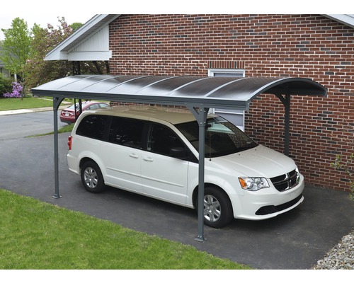 Kryté parkovací stání s parkujícím autem před domem