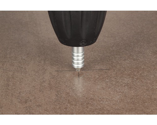 Řezačka obkladů a dlažeb v provozu na obkladu