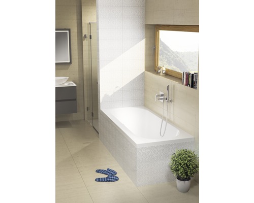 Koupelna s vanou, umyvadlem, zrcadlem a sprchou