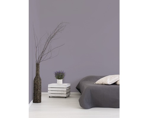 Ložnice s postelí, dřevěná bedna na kolečkách jako noční stolek, váza a dekorace