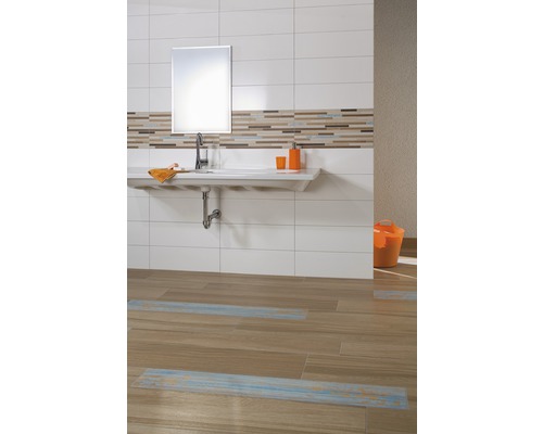 Světlá koupelna s umyvadlem, zrcadlem a dřevěnými dlaždicemi